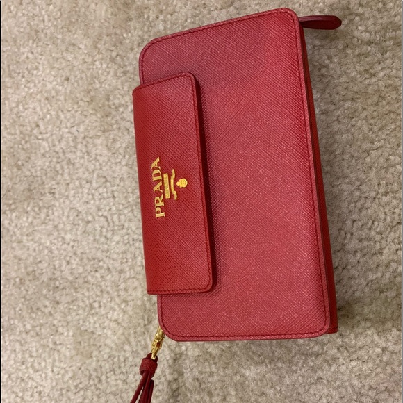 Red Prada wallet on chain - Picture 7 of 8